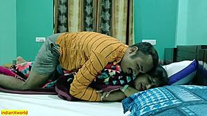 Ung mand engagerer sig i tabubelagt indisk bengalsk sex med sin partner